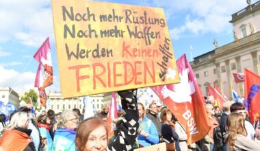 Berlin & Brandenburg: Tausende demonstrieren in Berlin gegen Aufrüstung und Krieg