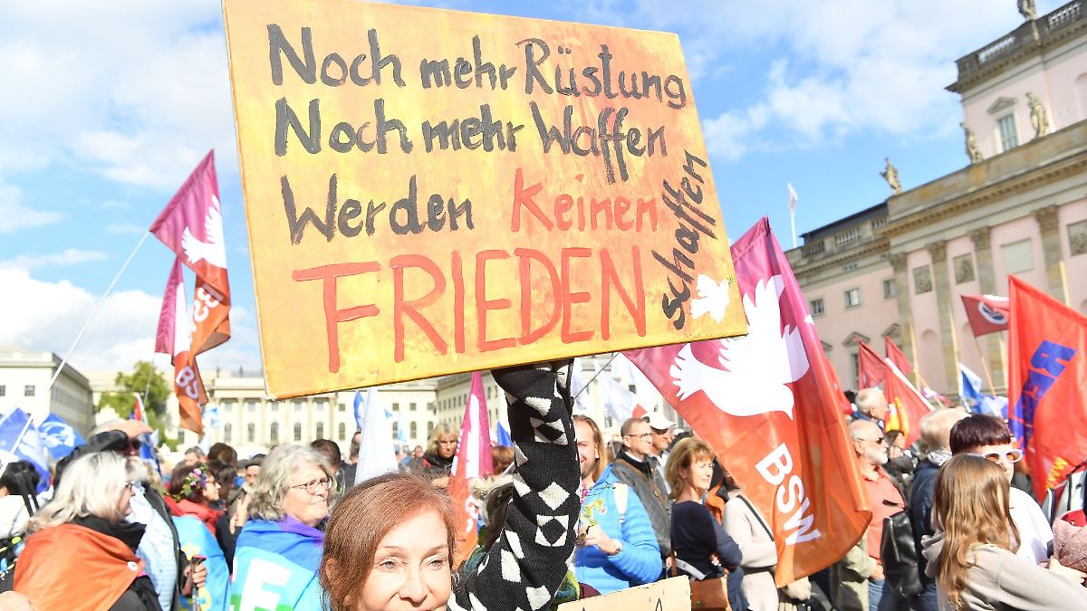 Berlin & Brandenburg: Tausende demonstrieren in Berlin gegen Aufrüstung und Krieg