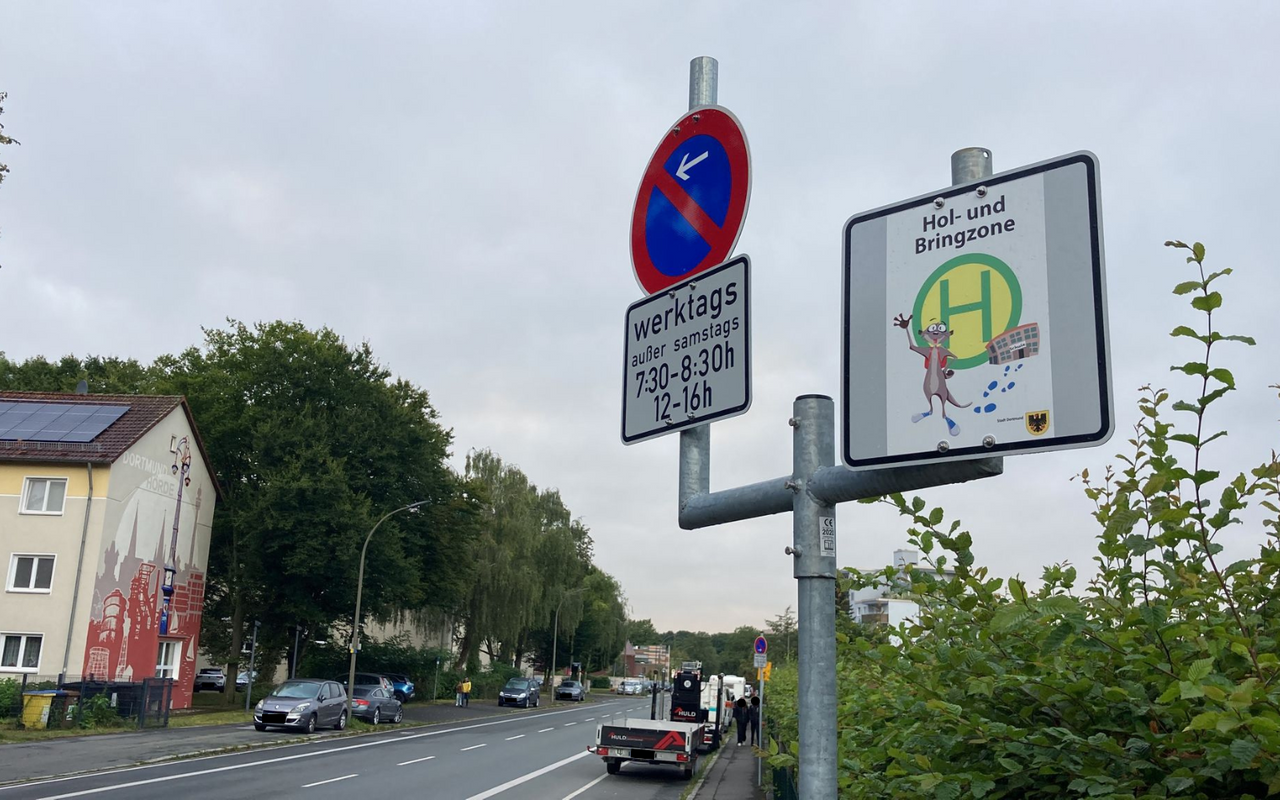 Straßenschild: Temporäre Sperrung für motorisierten Verkehr an der Kerschensteiner Grundschule in Dortmund