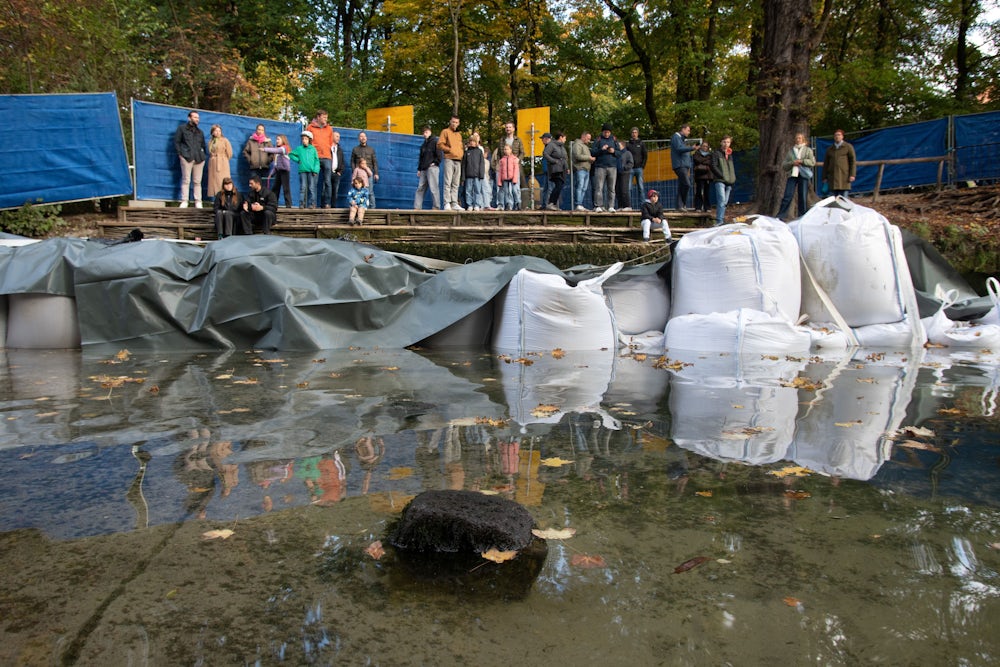 Störsteine formen die stehende Welle, auf der die Surfer ihre Kunststücke vorführen. Durch den abgesenkten Wasserstand sind die ansonsten im reißenden Wasser verborgenen Steine gut zu sehen.