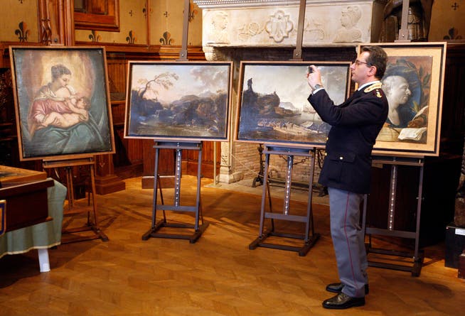 Ein italienischer Beamter fotografiert Gemälde, die 2015 aus dem Castelvecchio Museum in Verona gestohlen worden waren. Ukrainische Behörden konnten sie an der Grenze zur Moldau sicherstellen.