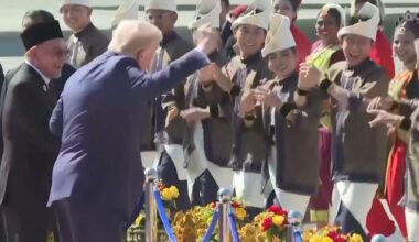 Donald Trump fängt bei Ankunft in Kuala Lumpur plötzlich an zu tanzen - BILD