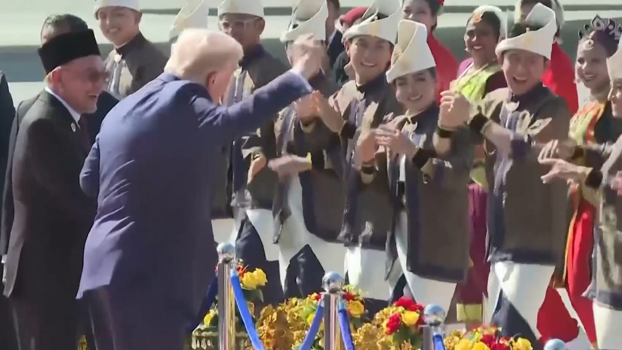 Donald Trump fängt bei Ankunft in Kuala Lumpur plötzlich an zu tanzen - BILD