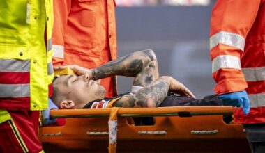 Alejandro Grimaldo wird abtransportiert (Foto: IMAGO/BEAUTIFUL SPORTS/IMAGO/BEAUTIFUL SPORTS/SID/Axel Kohring)