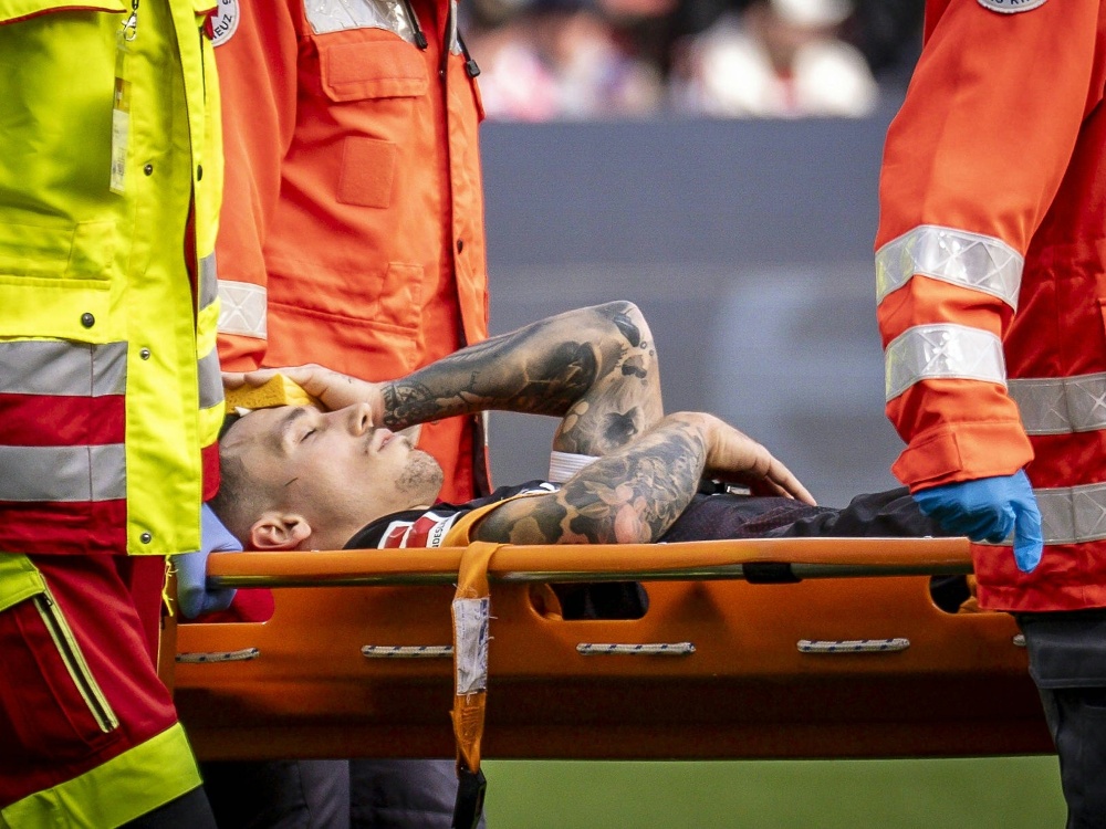 Alejandro Grimaldo wird abtransportiert (Foto: IMAGO/BEAUTIFUL SPORTS/IMAGO/BEAUTIFUL SPORTS/SID/Axel Kohring)