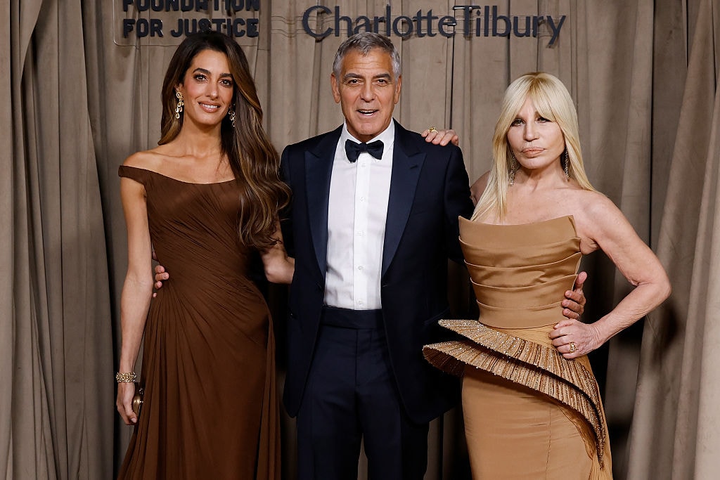 Passend zu Amal Clooneys Kleid: Auch Modeschöpferin Donatella Francesca Versace war vor Ort.
