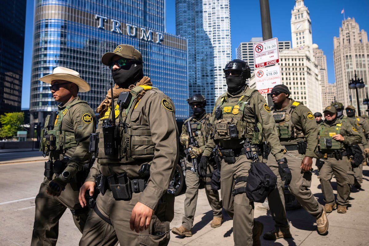 Chicago: Bundesbeamte der US-Einwanderungs- und Zollbehörden und der US-Zollbehörde US Customs and Border Protection gehen den West Wacker Drive entlang an einem Trump-Gebäude vorbei.