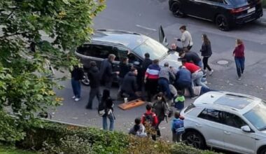 Nach Unfall eingeklemmt: Helden heben Auto hoch und retten Frau | Regional