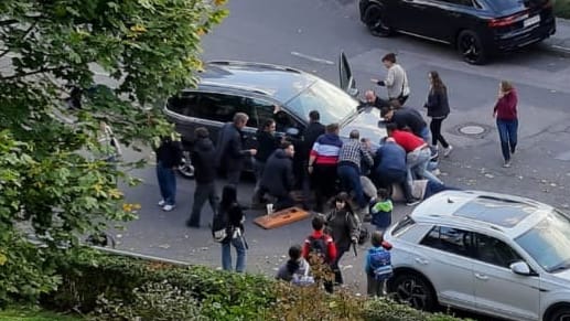 Nach Unfall eingeklemmt: Helden heben Auto hoch und retten Frau | Regional