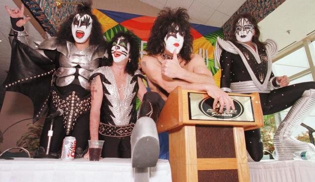 Die Mitglieder der Rockgruppe Kiss im Jahr 1999 (von links): Gene Simmons, Peter Criss, Paul Stanley und Ace Frehley.