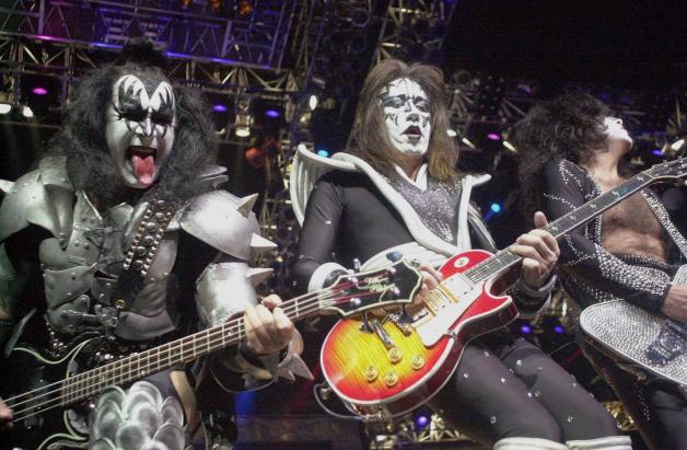 Kiss(von rechts) mit Gitarrist Paul Stanley, Lead-Gitarrist Ace Frehley und Bassist Gene Simmons spielen während des Abschiedskonzerts der Band im Raum Detroit.