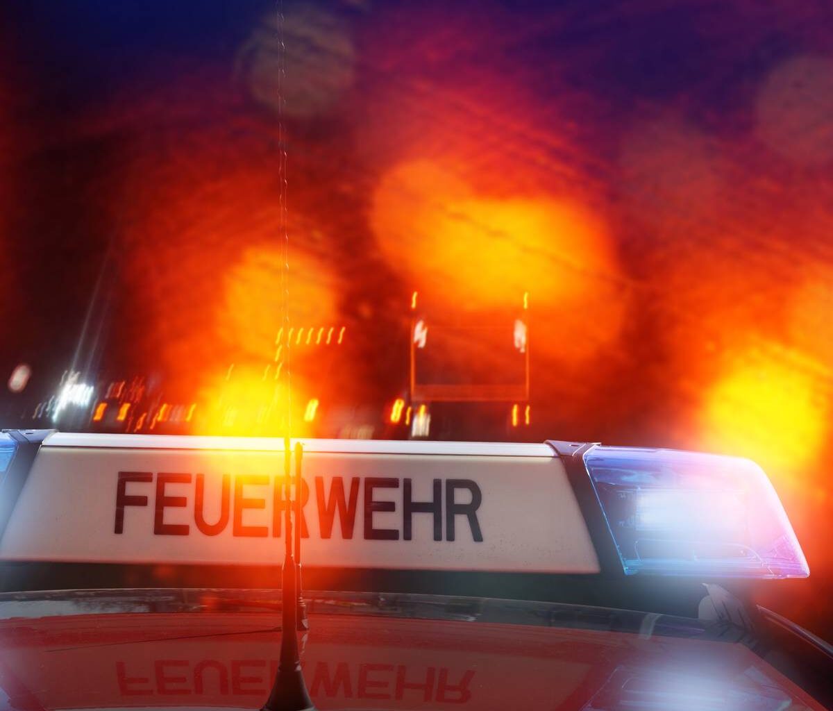Feuerwehr rettet 15 Menschen aus brennendem Haus in Duisburg