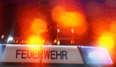 Feuerwehr rettet 15 Menschen aus brennendem Haus in Duisburg
