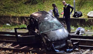Auf Bahngleis in Karlsruhe: Freund lässt Unfall-Opfer in Wrack zurück | Regional