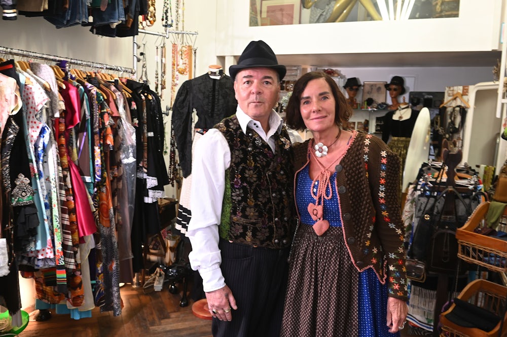 Im  Cat with a Hat  verkaufen René Maria Lutz (links) und Silvia Schreiber Vintagemode, die sich über die Jahre hinweg in ihrem persönlichen Fundus angesammelt hat.