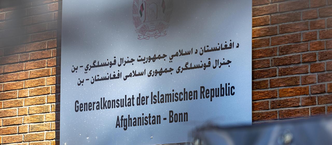 Ein Schild mit der Aufschrift "Generalkonsulat der Islamischen Republic Afghanistan - Bonn" | picture alliance / Bonn.digital Ein Schild mit der Aufschrift "Generalkonsulat der Islamischen Republic Afghanistan - Bonn"