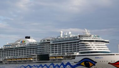 Kreuzfahrtschiff steckt wegen Sturmflut in Hamburg fest