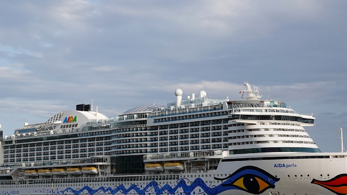 Kreuzfahrtschiff steckt wegen Sturmflut in Hamburg fest
