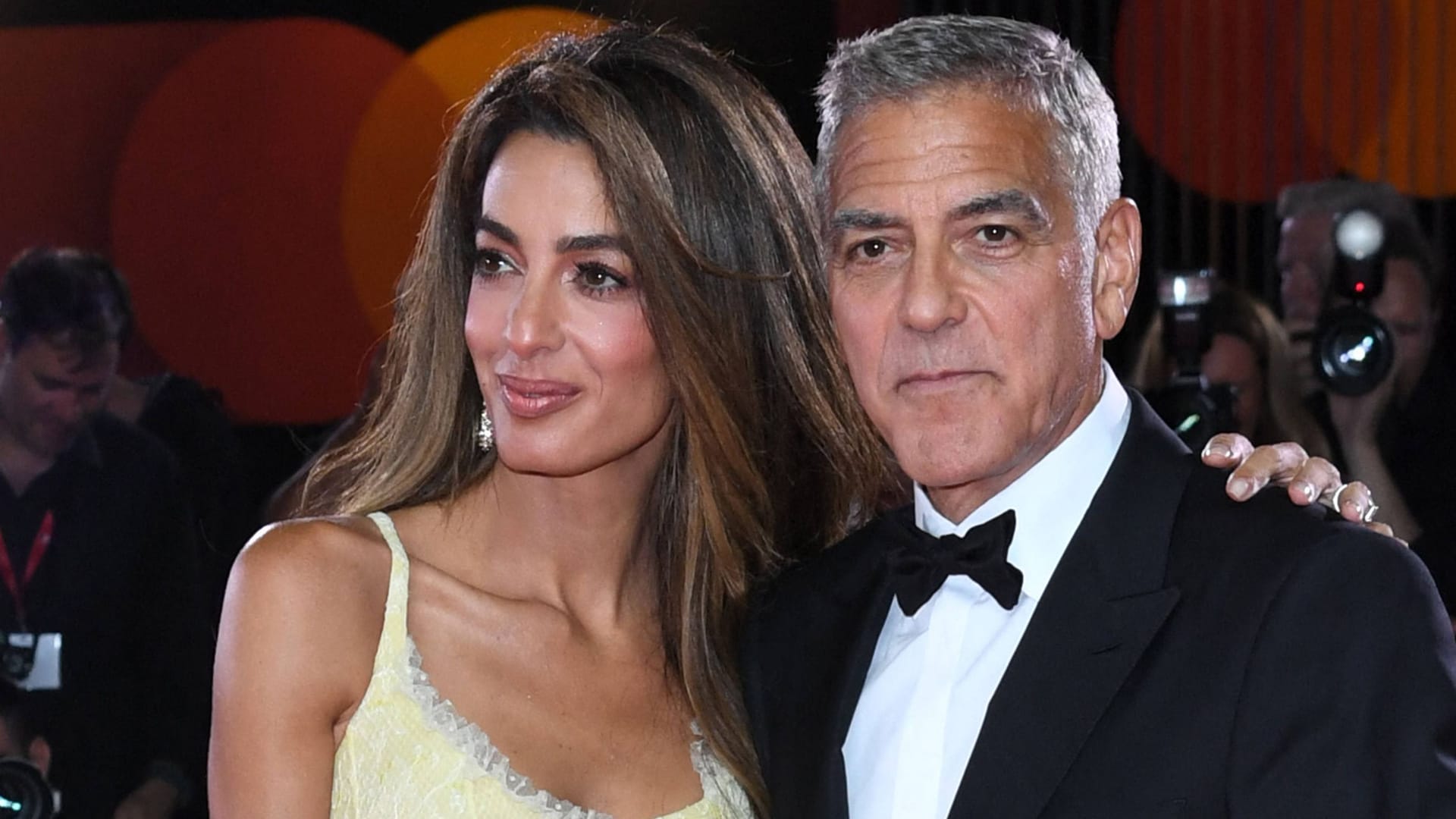 Amal und George Clooney: Das Paar ist seit 2014 verheiratet und bekam drei Jahre später die Zwillinge Alexander und Ella.