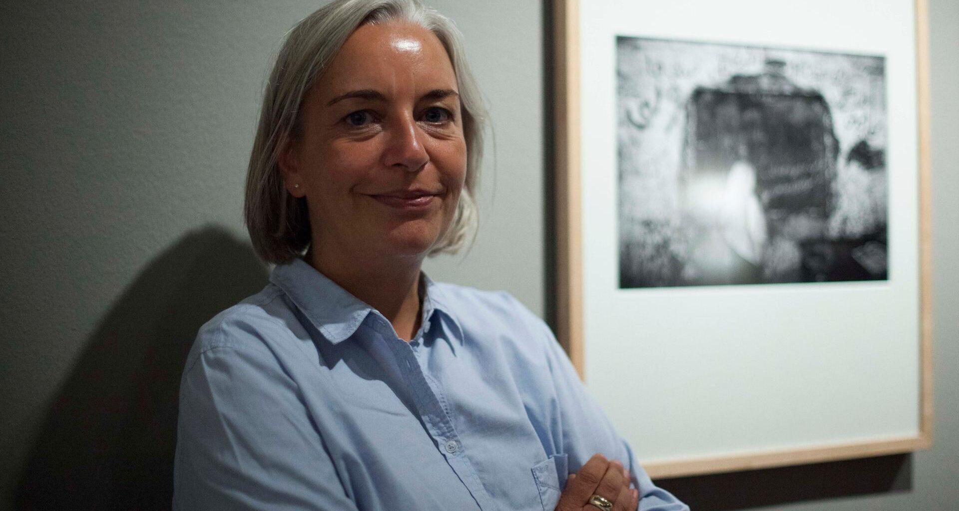 AP-Fotografin Anja Niedringhaus bei einer Ausstellung ihrer Bilder in Berlin. Niedringhaus wurde getötet und ein AP-Reporter am 4. April 2014 verwundet, als ein afghanischer Polizist im Osten Afghanistans auf ihren Wagen schoss.