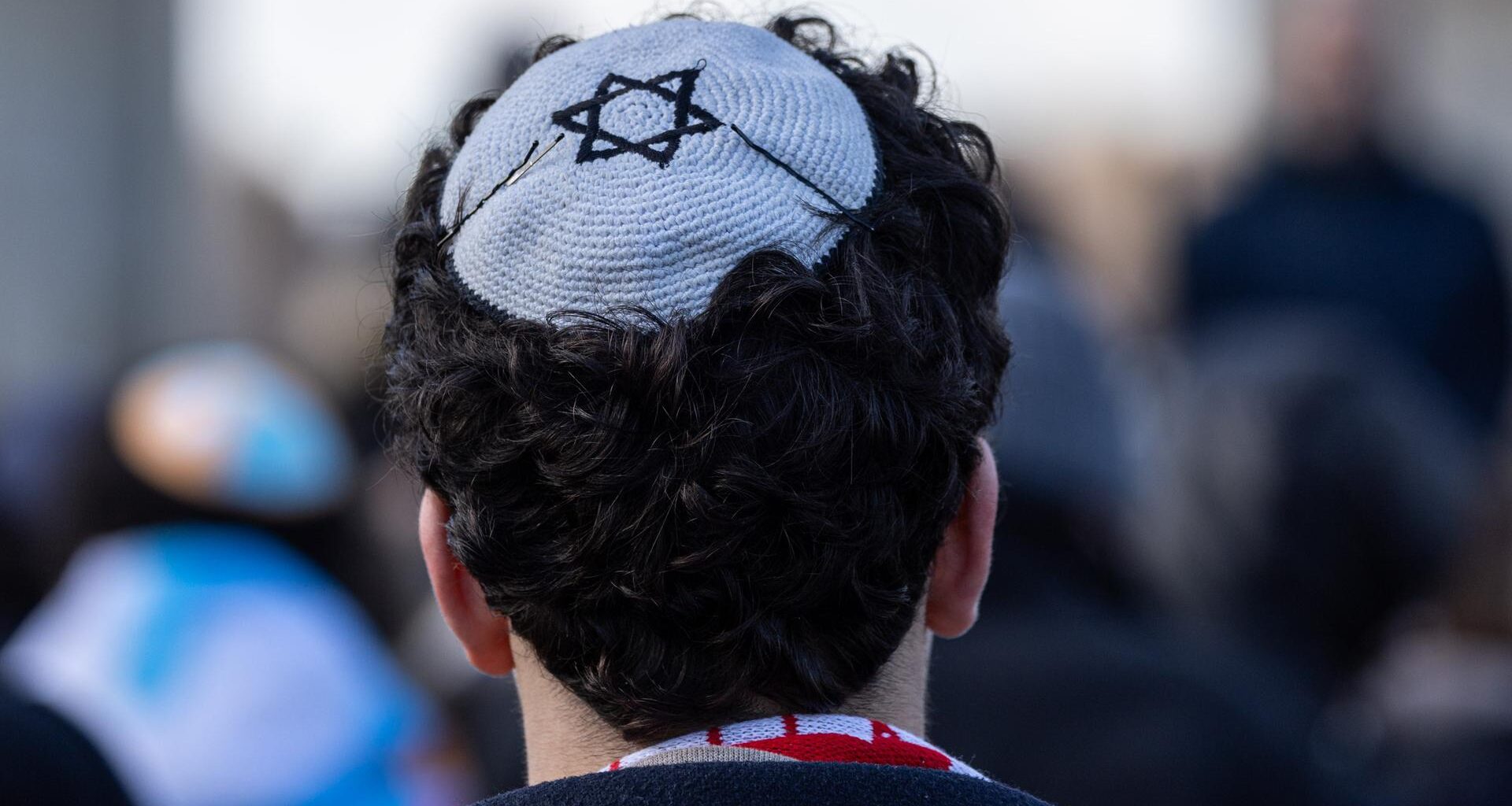 Ein Teilnehmer trägt eine Kippa mit Davidstern auf der Kundgebung zum Europäischen Jüdischen Jugendkongress.