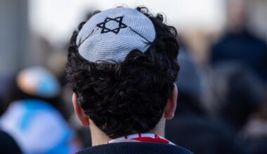Ein Teilnehmer trägt eine Kippa mit Davidstern auf der Kundgebung zum Europäischen Jüdischen Jugendkongress.
