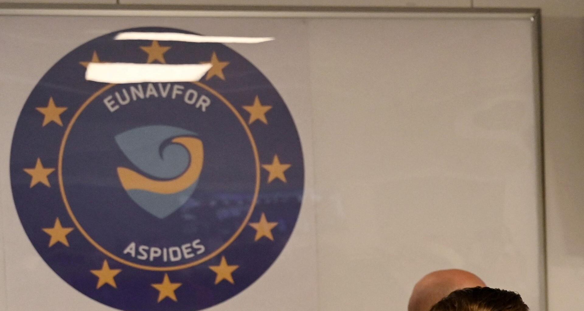 Das Logo des EU-Einsatzes "Aspides", ein blauer Kreis mit gelben Sternen, darin steht "EUNAVFOR" und "ASPIDES".