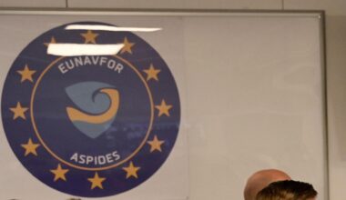 Das Logo des EU-Einsatzes "Aspides", ein blauer Kreis mit gelben Sternen, darin steht "EUNAVFOR" und "ASPIDES".
