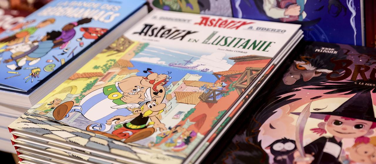Exemplare des Comics "Asterix in Lusitania" liegen in einer Buchhandlung. | EPA Exemplare des Comics "Asterix in Lusitania" liegen in einer Buchhandlung.