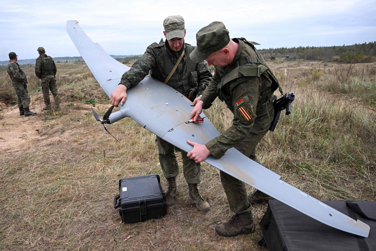 Auf dieser Seite der Front funktioniert die Zusammenarbeit: Beim russisch-belarussischen Manöver mit dem sprechenden Namen „Zapad 2025“ („Westen 2025“) präparieren belarussische Soldaten eine Drohne.