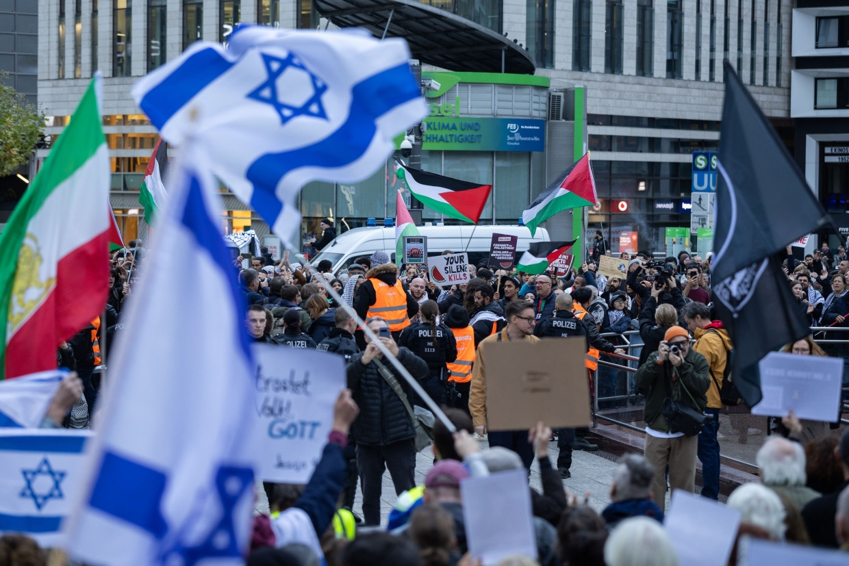 Aufgeheizte Stimmung: An der Hauptwache standen sich pro-palästinensische und pro-israelische Demonstranten gegenüber.