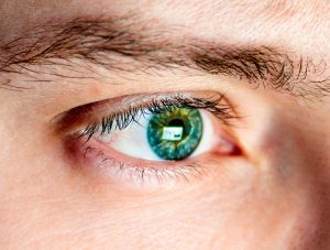 Auge mit gespiegeltem TV