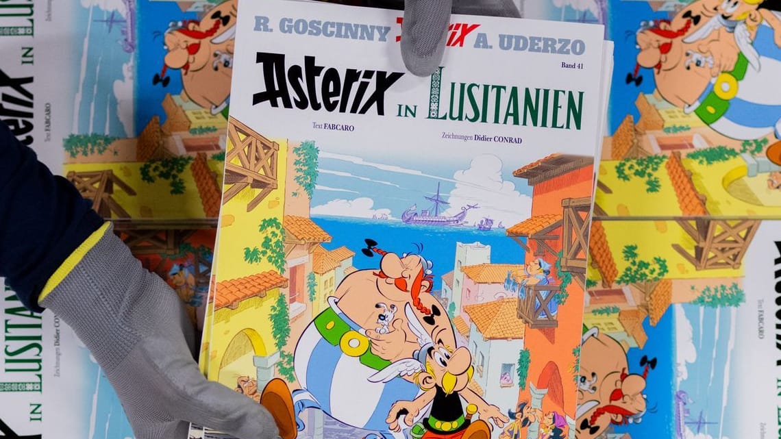 Ausgaben des neuen Asterix-Band Nummer 41 werden in einer Logistikhalle konfektioniert und in Displays für den Einzelhandel verpackt.