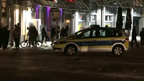 Ausschreitungen am Halloween-Abend: Die Hamburger Polizei im Gespräch mit einer Gruppe Jugendlicher.