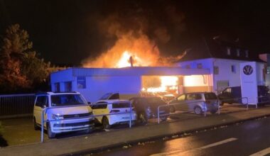 FW-MH: Erstmeldung: Großbrand in Autowerkstatt an der Kölner Straße - Feuerwehr im ...
