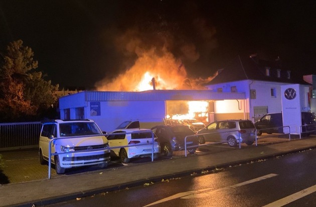 FW-MH: Erstmeldung: Großbrand in Autowerkstatt an der Kölner Straße - Feuerwehr im ...