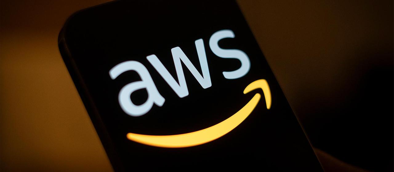 Logo von Amazon Web Services (AWS). | picture alliance / NurPhoto Logo von Amazon Web Services (AWS).