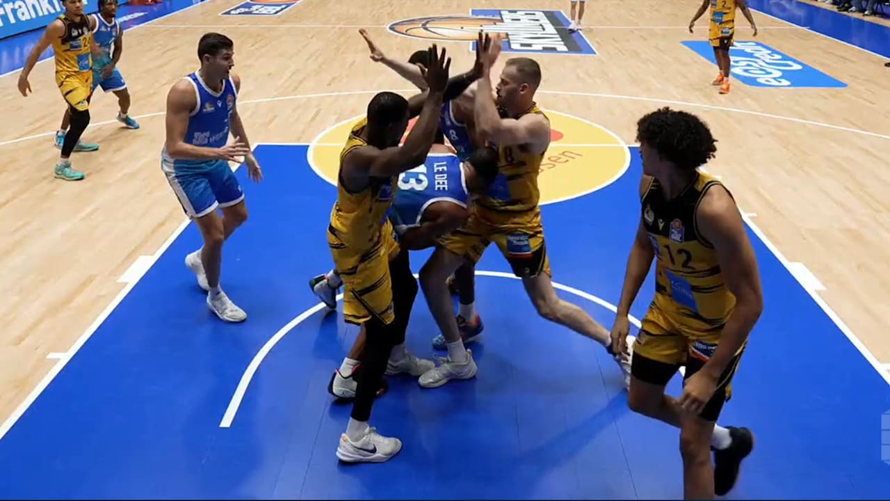 MHP Riesen gewinnen erneut in Frankfurt: Kopfstoß sorgt für Wirbel | Sport