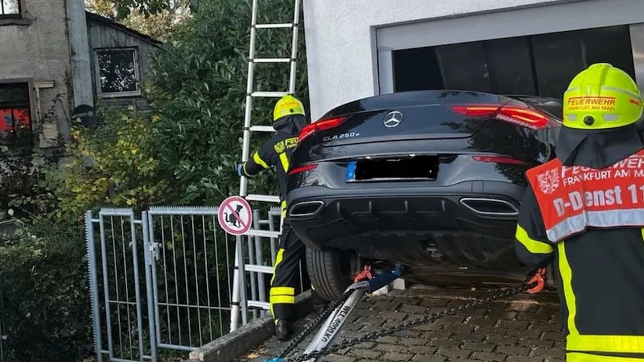 Frankfurt: Mercedes stürzt in Aufzug – Frau leicht verletzt | Regional