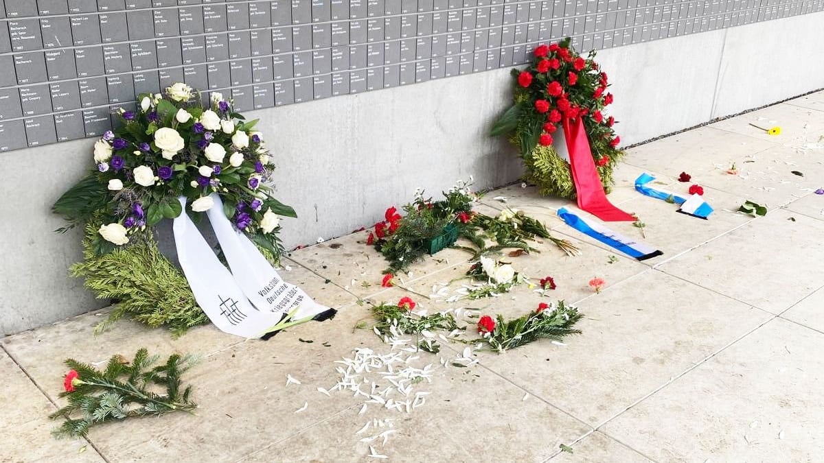 Prozess in Hannover: Neonazi zerstörte Holocaust-Gedenkkränze | Regional