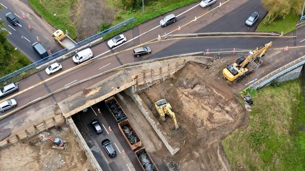 Gut zu sehen: Diese Brücke am Rennbahnkreuz ist schon fast abgerissen. 
