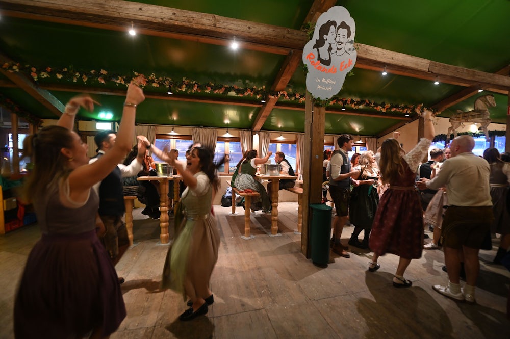 Das Rolands Eck im Weinzelt befindet sich auf der Galerie.