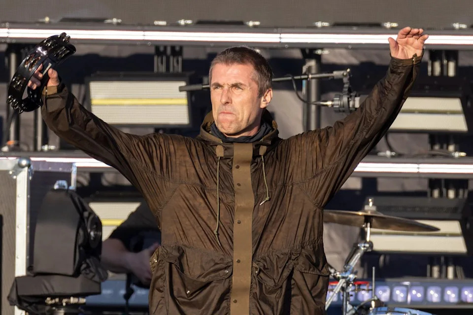 Liam Gallagher wirkt auf der Bühne, hier in Manchester, so gar nicht wie ein Opa. (Bild: action press/Mike Gray/Avalon)