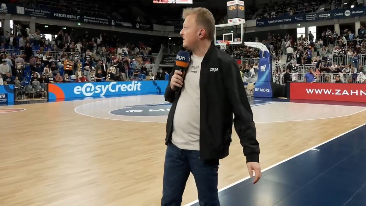 Spieler schwänzt Interview: Bundesliga-Profi versetzt TV-Kommentator | Sport