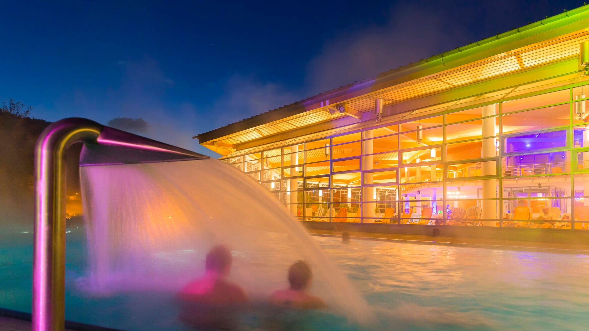 Badegäste am Abend in einer Therme (Symbolbild): Diese Thermen in Franken sind die schönsten der Region. Badegäste am Abend in einer Therme (Symbolbild): Diese Thermen in Franken sind die schönsten der Region.