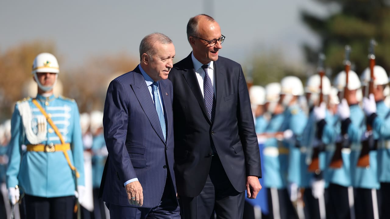 Abschiebe-Pakt, Nahost, Ukraine-Krieg: Merz spricht live bei Erdogan | Politik
