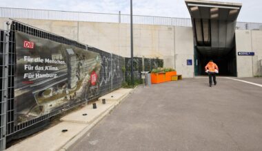 Hamburg: Ein Werbeplakat der Deutschen Bahn mit der Animation eines neuen Bahnhofs ist an einem Zaun neben dem Zugang zur umgebauten S-Bahnstation Diebsteich zu sehen.