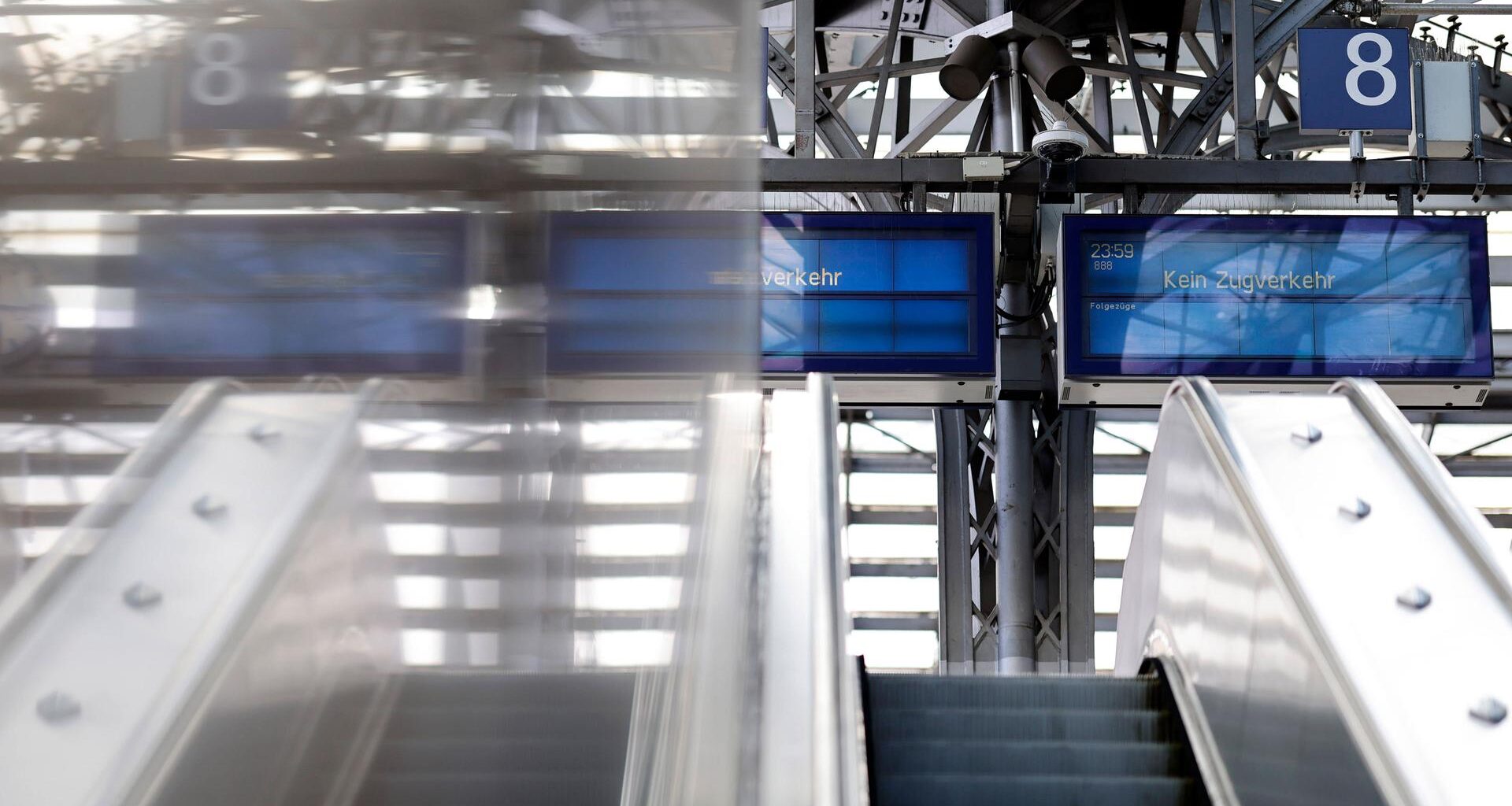 Stillstand am Hauptbahnhof Köln: Die Bahn hat den Fernverkehr eingestellt. Anzeigetafeln weisen Reisende darauf hin, dass kein Zugverkehr mehr stattfindet. Gleise und Bahnhofshalle sind weitgehend verwaist.