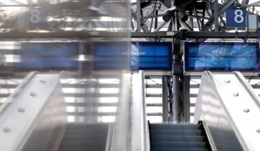 Stillstand am Hauptbahnhof Köln: Die Bahn hat den Fernverkehr eingestellt. Anzeigetafeln weisen Reisende darauf hin, dass kein Zugverkehr mehr stattfindet. Gleise und Bahnhofshalle sind weitgehend verwaist.