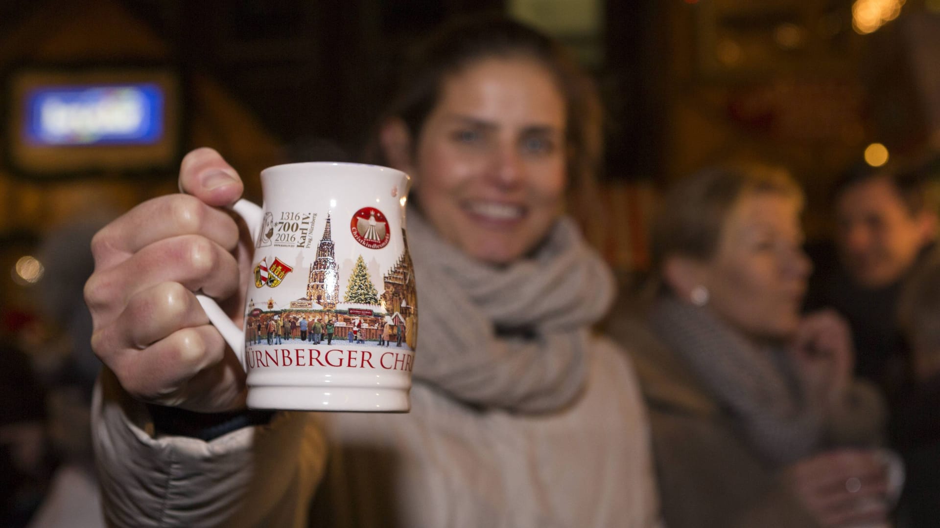 Bald startet der Christkindlesmarkt in Nürnberg (Archivbild): Er kommt nicht ohne eine Preiserhöhung beim Glühwein aus. Bald startet der Christkindlesmarkt in Nürnberg (Archivbild): Er kommt nicht ohne eine Preiserhöhung beim Glühwein aus.